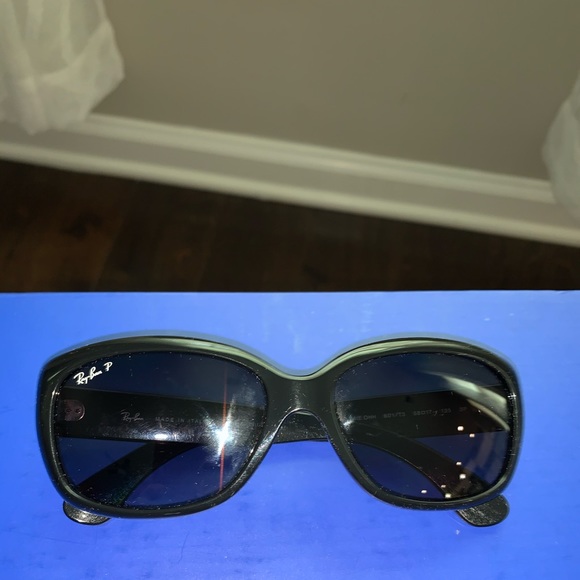 *SOLD*.  Ladies Ray-Ban Sunglasses and Case - Picture 1 of 8